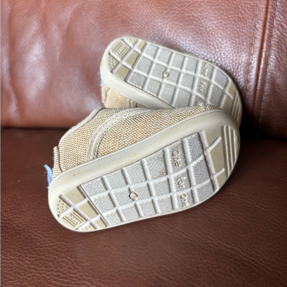 Toms Baby Shoes Size 3 in cream Tan Color Easy On boy girl unisex - Picture 4 of 9
